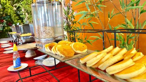 بارامي ريزورتيل في شاطيء باتونغ: صينية من الخبز والبرتقال على طاولة