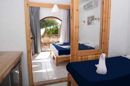 Postel nebo postele na pokoji v ubytování Penguin Village Dahab