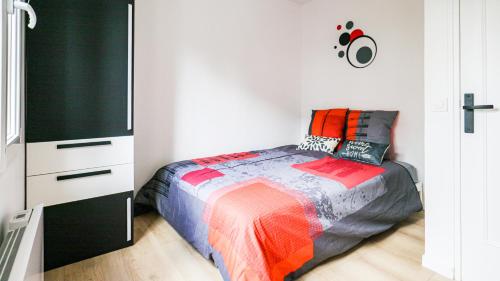 - une petite chambre avec un lit et une commode dans l'établissement Apt4P-SecureFreeParking -Metro4, à Bagneux
