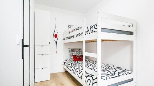 a white bunk bed in a white room with a bunk bed at Apt4P-SecureFreeParking -Metro4 in Bagneux