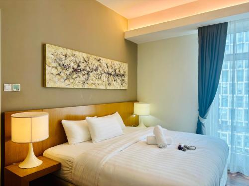 Un pat sau paturi într-o cameră la SOHO SUITES KLCC by DREAMS