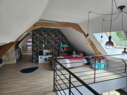 une chambre avec un lit dans un grenier dans l'établissement Maison 9 personnes pour les événements sportifs, à Laigné-en-Belin