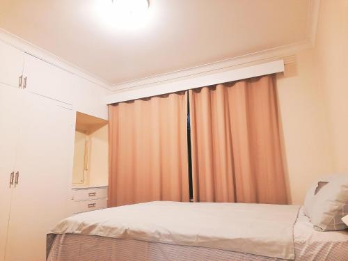 Un pat sau paturi într-o cameră la 墨尔本Balwyn North Greythorn Shopping Centre安静舒适小窝2