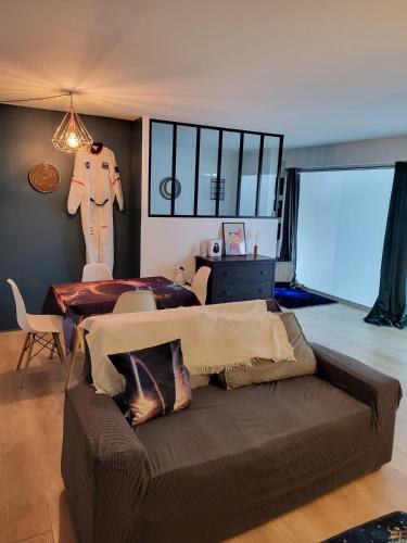 un salon avec un canapé et un mannequin dans l'établissement Studio spatial - Place de la République, au Mans