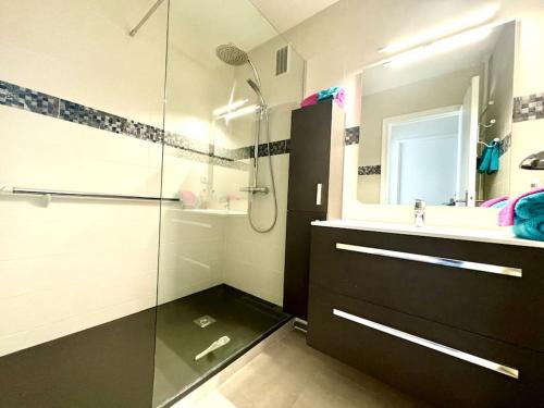 une salle de bain avec une douche en verre et un lavabo dans l'établissement Appartement spacieux ,4 pers,Piscine & Vue mer, à Antibes