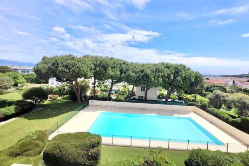 une image d'une piscine dans un jardin dans l'établissement Appartement spacieux ,4 pers,Piscine & Vue mer, à Antibes