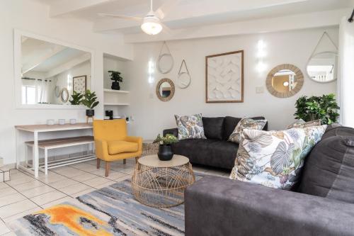 un soggiorno con un divano e un tavolo di Chakas Rock Chalets 49 a Ballito