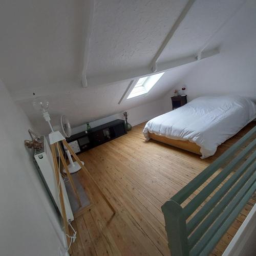 une chambre avec un lit et une chaise dedans dans l'établissement Maison avec jardin à Lille Bois Blancs, à Lille