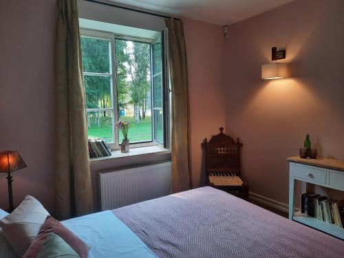 Ένα ή περισσότερα κρεβάτια σε δωμάτιο στο Lake & Library boutique Hotel