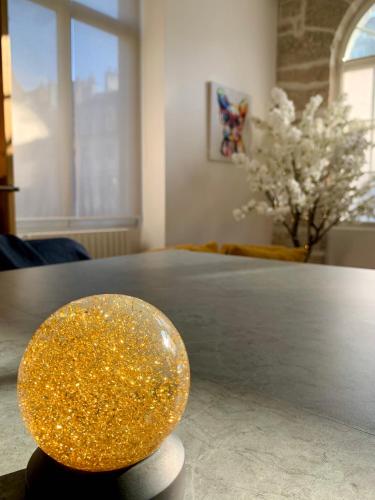 a gold glitterbowl sitting on a table in a room at Les Fabuleux appartements du Coeur de ville - Place Victor Hugo in Besançon