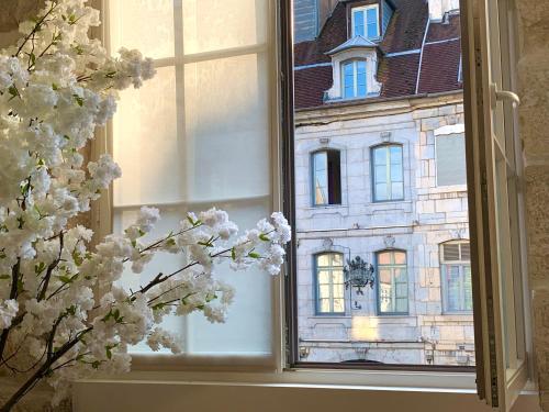 a window with a view of a building at Les Fabuleux appartements du Coeur de ville - Place Victor Hugo in Besançon