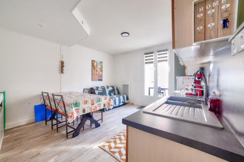 une cuisine et une salle à manger avec une table. dans l'établissement Maison pour 4 à la Tranche sur Mer, à Jard-sur-Mer