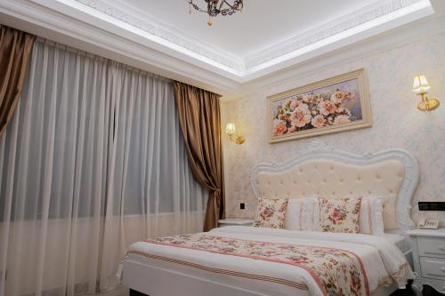 Una cama o camas en una habitación de Midori Concept Hotel