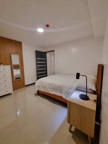 Un pat sau paturi într-o cameră la Flat 35, Unit 2A