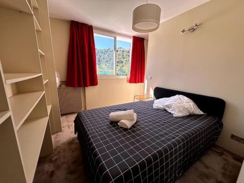 - une chambre dotée d'un lit avec une couverture bleue dans l'établissement Maison provençale 3 chambres, à Cagnes-sur-Mer