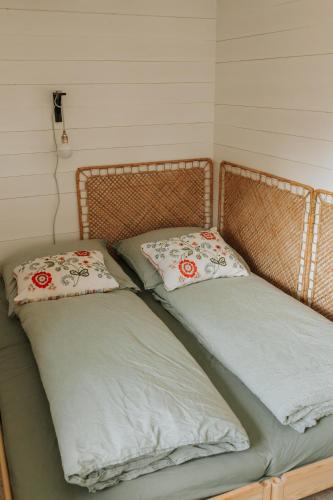 two beds sitting next to each other in a room at Familienhof Waida in Dennheritz