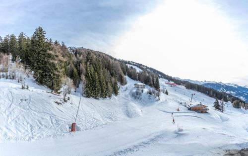 a ski slope with people skiing down a mountain at LE RIDGE Appartement Premium - Les Arcs Paradiski in Arc 1600
