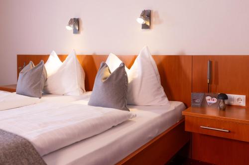 a bedroom with two beds with white pillows at Gästehaus Pilz Schladming in Schladming