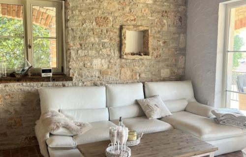 Un lugar para sentarse en Beautiful Casa Mirejo with pool in Kastelir