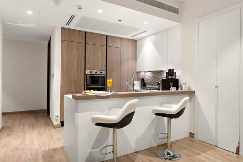 Dubai Marina 1BR with Pool Near Shops & Restaurants photo 3