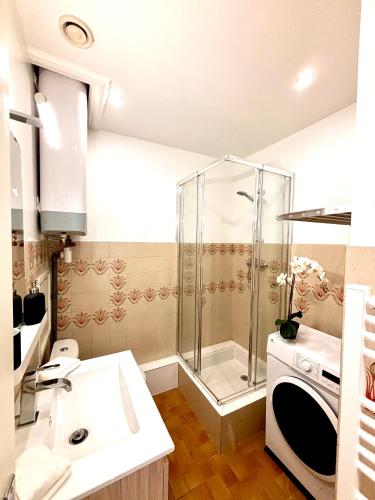 une salle de bain avec douche et lavabo dans l'établissement Ze Perfect Place - Studio centre-ville - Masséna, à Nice