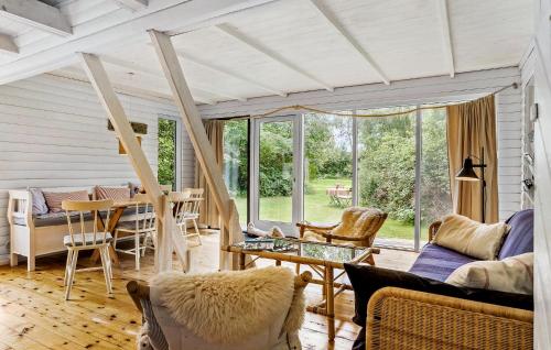 Χώρος καθιστικού στο 2 Bedroom Stunning Home In Samsø