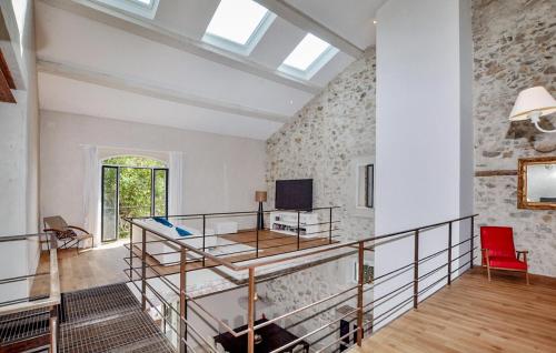 Cette chambre dispose d'un escalier avec une table et une télévision. dans l'établissement Lovely Home In Narbonne, à Narbonne