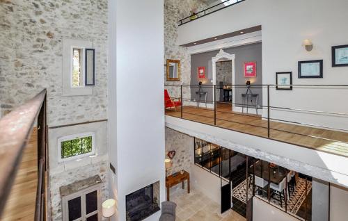 une vue aérienne sur un bâtiment avec un escalier dans l'établissement Lovely Home In Narbonne, à Narbonne