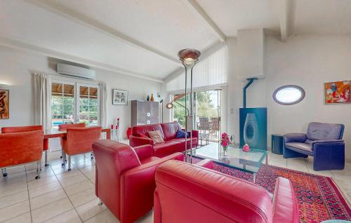 un soggiorno con mobili rossi e una sala da pranzo di 3 Bedroom Stunning Home In Ecuras a Écuras