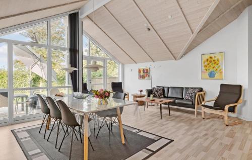 a living room with a table and chairs at 3 Bedroom Amazing Home In Sydals in Skovmose