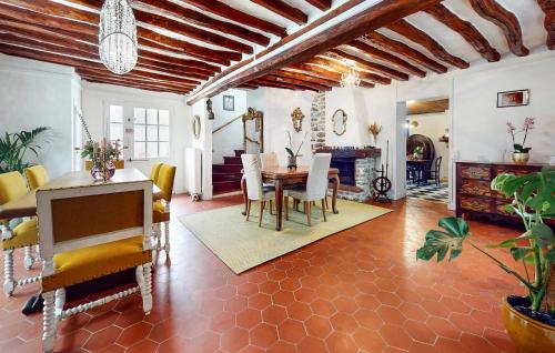 un salon avec une table et des chaises de salle à manger dans l'établissement Gorgeous Home In Chessy With Wifi, à Chessy