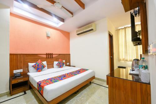 Postel nebo postele na pokoji v ubytování FabHotel Jaggi Palace Karol Bagh