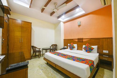 Postel nebo postele na pokoji v ubytování FabHotel Jaggi Palace Karol Bagh