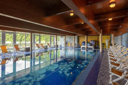 Bazén v ubytování Grand Hotel Astoria nebo v jeho okolí