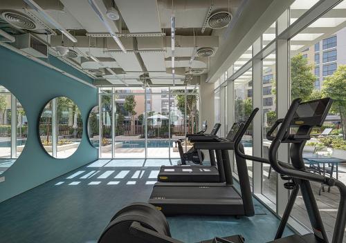 Fitness centrum a/nebo fitness zařízení v ubytování 5 Star Studio Apartment at Uptown Al Zahia