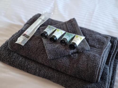 クラムリントンにあるThe Humsford Hideaway 2 bedroom home with drivewayの歯ブラシ2本と歯磨き粉のチューブが入ったタオル