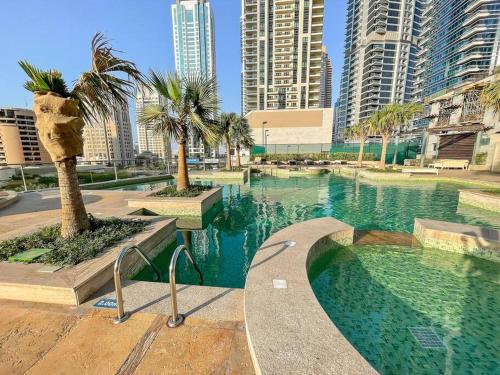 Piscina a FIRST CLASS 2BR Luxurious Escape o a prop