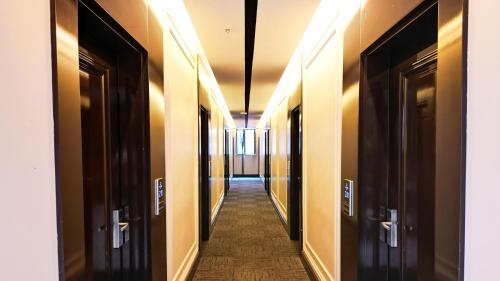 a corridor of a hallway with doors and a hallwayngth at Sky Hill Hotel in Ankara