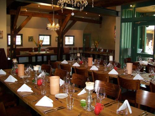 a dining room with a long table and chairs at Sterne Luxus Heidesonne in Jesteburg