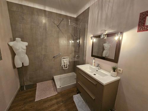 a bathroom with a sink and a shower at maison piscine clos ,wifi, 2 chambres près de la mer in Bourgneuf-en-Retz