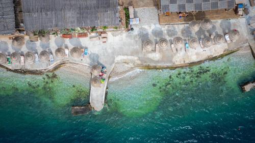 an aerial view of a pool of water at Grand Hotel Saranda in Sarandë