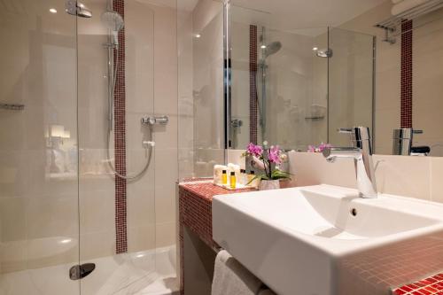 Ένα μπάνιο στο Hotel Park Lane Paris