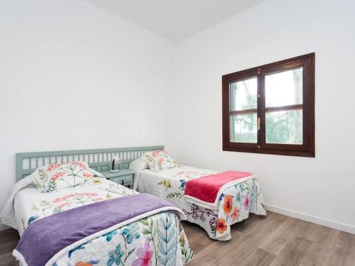 巴哈马尔La esquina del cactus的有两张床和一扇窗户的房间