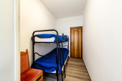 a room with two bunk beds in a room at Casa Da Rin Elena in Auronzo di Cadore