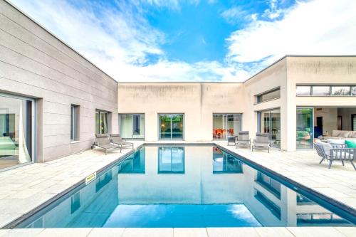 une piscine dans l'arrière-cour d'une maison dans l'établissement L'Avedis - Magnifique maison de luxe avec piscine, à Montanay