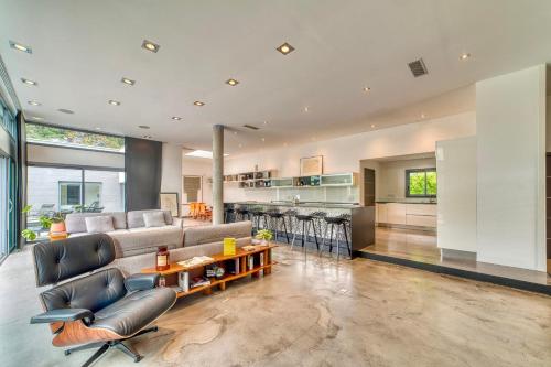 un salon avec un canapé et une table dans l'établissement L'Avedis - Magnifique maison de luxe avec piscine, à Montanay