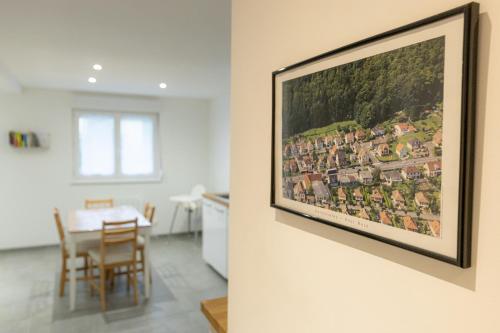 une peinture accrochée à un mur dans une cuisine dans l'établissement Appartement cosy et lumineux à Kaysersberg, à Kaysersberg