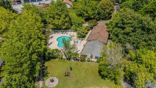 - une vue de tête sur une maison avec une piscine dans une cour dans l'établissement Mobil Home Confort Avec Clim 6, à Onesse-et-Laharie