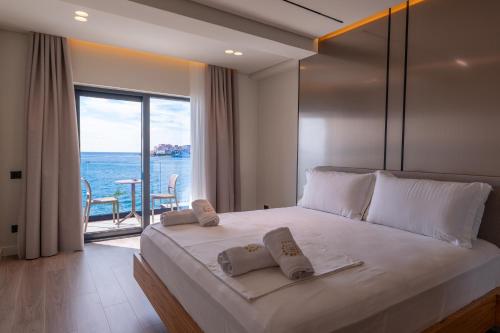 Postel nebo postele na pokoji v ubytování Grand Hotel Saranda