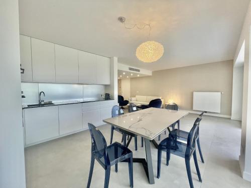 une cuisine et une salle à manger avec une table et des chaises dans l'établissement Verdalia luxury 3 bedroom by Welcome to Cannes, à Cannes